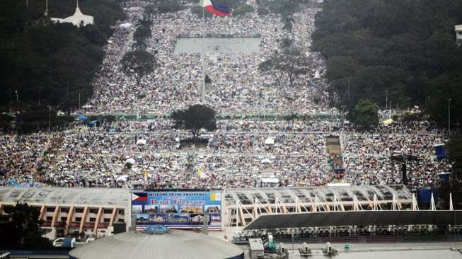 Umat Katholik di Manila, Filipina, mengikuti Misa di Rizal Park yang dipimpin langsung oleh Paus Fransiskus, (18/1). (Reuters)