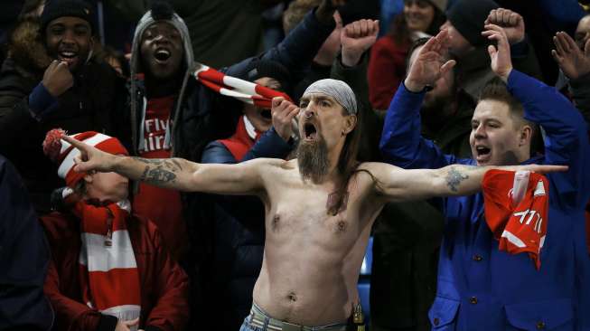 Fans Arsenal rayakan kemenangan timnya di Etihad Stadium (19/1) [Reuters/Phil Noble]