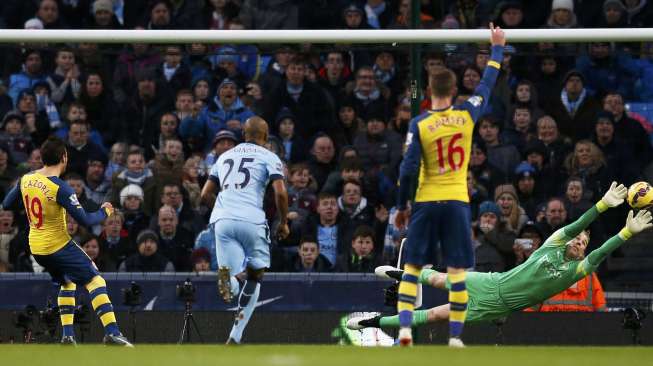 Pemain Arsenal Santi Cazorla mencetak gol dari titik penalti (19/1) [Reuters/Phil Noble]