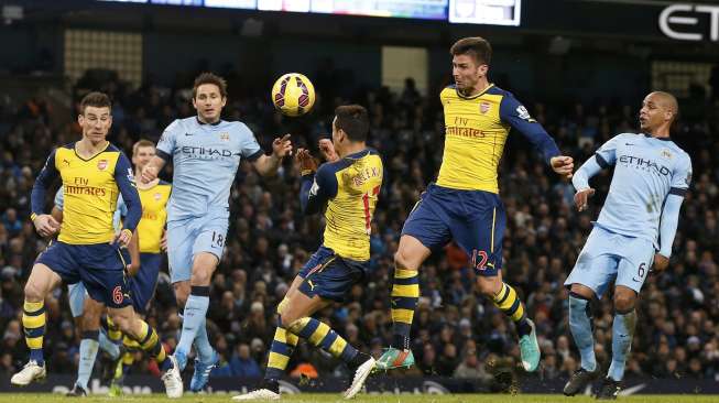 Pemain Arsenal Olivier Giroud (kedua dari kanan) menanduk bola ke dalam gawang Joe Hart (19/1) [Reuters/Phil Noble]