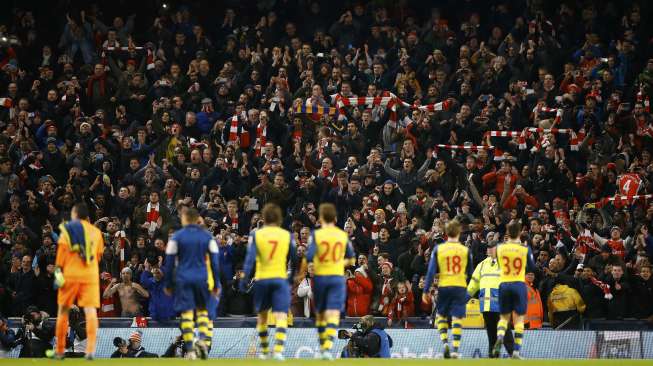 Reaksi para pemain Arsenal atas dukungan fans usai menumbangkan Manchester City 2-0 di Etihad Stadium (19/1) [Reuters/Darren Staples]