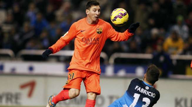 Bintang Barcelona Lionel Messi (kiri) menaklukkan kiper Deportivo de la Coruna Fabricio. REUTERS/Miguel Vidal