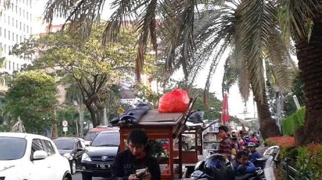 Banyak Eksekutif Berdasi Makan di Pinggir Jalan Asia-Afrika