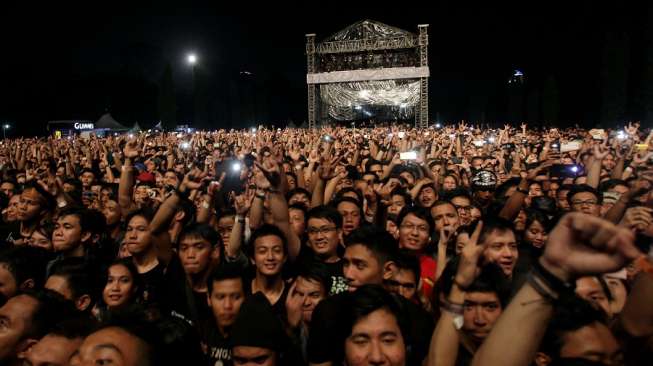 Ribuan fans Avenged Sevenfold memadati lokasi konser di parkir Timurr Senayan, Jakarta Pusat. [Antara]