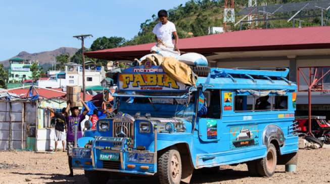 Jeepney, kendaraan angkutan kota dan desa di Filipina (Shutterstock).