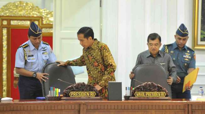 Sidang kabinet tersebut membahas RAPBNP Tahun 2015.