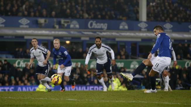 Pemain Everton Kevin Mirallas gagal mencetak gol dari titik penalti saat menghadapi West Brom (20/1/2015) [Reuters/Andrew Yates]