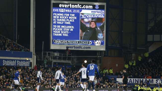 Gambar Aktor Hollywood Silvester Stallone terlihat di layar  Stadion saat Everton menghadapi West Brom di Goodison Park (20/1) [Reuters/Andrew Yates]