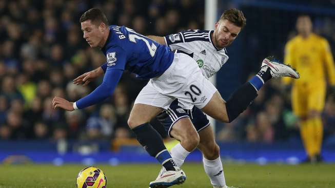 Pemain Everton Ross Barkley (kiri) dijatuhkan pemain West Brom James Morrison (20/1) [Reuters/Andrew Yates]