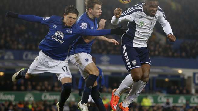 Pemain Everton Muhamed Besic (kiri) dan Seamus Coleman (tengah) berebut bola di udara dengan pemain West Brom Victor Amichebe (20/1) [Reuters/Andrew Yates]