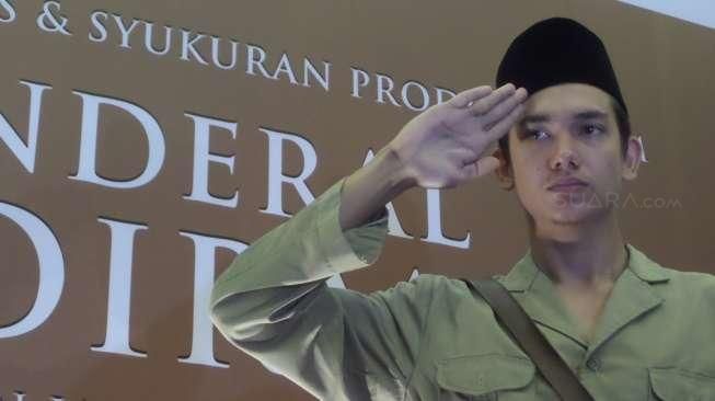 Aktor Adipati Dolken berpakaian mirip Jenderal Soedirman. [Suara.com/Ismail]