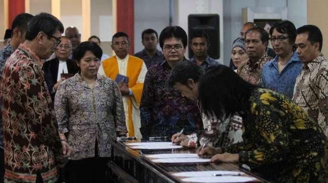 Menteri Hukum dan Ham Yasona Laoly melantik anggota Komisioner Lembaga Manajemen Kolektif Nasional (LMKN), di Direktorat Jendral Hak Kekayaan Intelektual, Jakarta, Selasa (20/1).