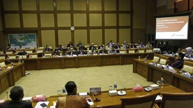 Direktur Utama PT. Pertamina (Persero) Dwi Soetjipto beserta jajaran menghadiri Rapat Dengar Pendapat (RDP) dengan anggota komisi VII DPR RI di Komplek Parlemen Senayan, Jakarta, Selasa (20/1).