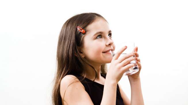 Ilustrasi anak minum air putih. (Shutterstock)