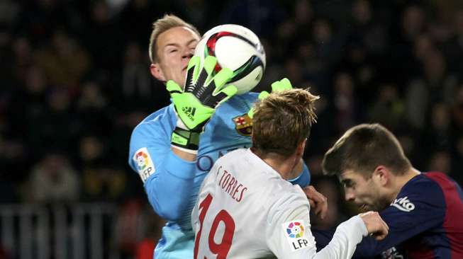 Pemain Atletico Fernando Torres berebut bola dengan penjaga gawang Barcelona Marc-Andre ter Stegen (22/1) [Reuters/Gustao Nacarino]