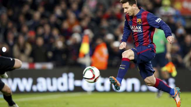 Pemain Barcelona Lionel Messi menceploskan bola ke gawang Atletico Madrid (22/1) [Reuters/Gustau Nacarino]