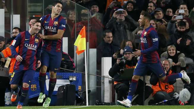 Tiga striker Barcelona (kiri-kanan) Lionel Messi, Luis Suarez dan Neymar rayakan gol ke gawang Atletico (22/1) [Reuters/Albert Gea]