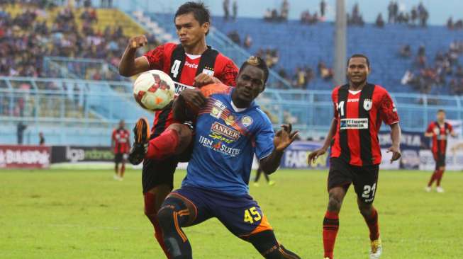 Tekuk Persipura, Arema Juara Grup B