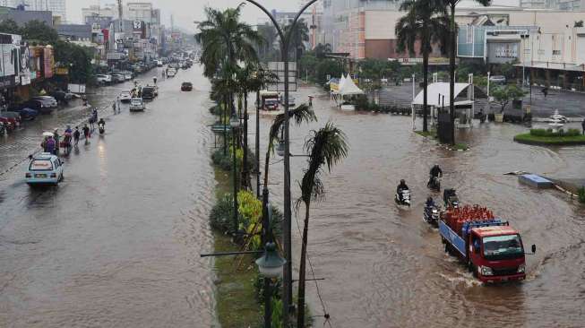 Waspada, Besok Jakarta Diguyur Hujan Lebat Disertai Banjir Rob