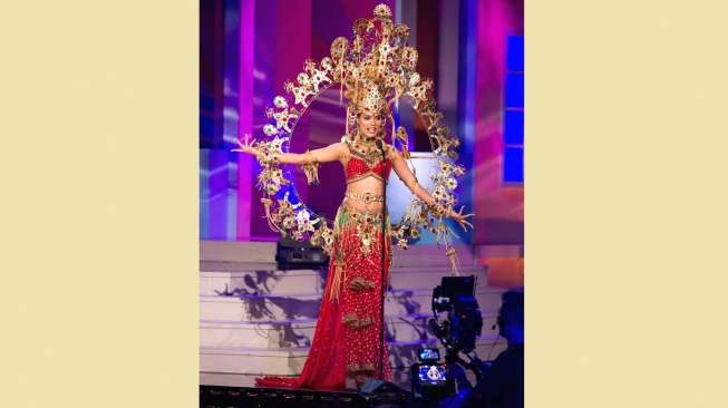 Noyonita Lodh, Miss India 2014, saat menampilkan kostum nasionalnya di sesi Preliminary Show Miss Universe di Miami, Florida, Rabu (21/1/2015). [Reuters/Miss Universe Organization/HO]