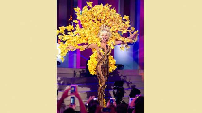 Migbelis Castellanos, Miss Venezuela 2014, saat menampilkan kostum nasionalnya di sesi Preliminary Show Miss Universe di Miami, Florida, Rabu (21/1/2015). [Reuters/Miss Universe Organization/HO]