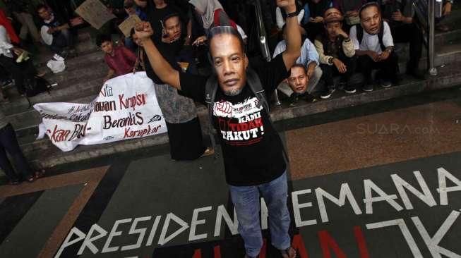 Aksi Topeng BW