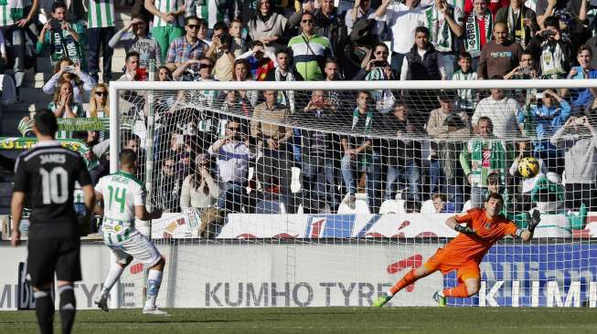 Pemain Cordoba's Nabil Ghilas (kedua kiri) mencetak gol dari titik penalti ke gawang Real Madrid.REUTERS/Marcelo del Pozo