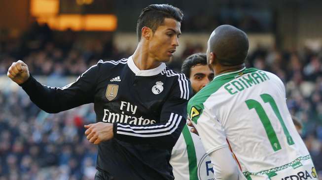 Bintang Real Madrid Cristiano Ronaldo (kiri) bertengkar dengan pemain Cordoba Edimar Fraga. REUTERS/Marcelo del Pozo