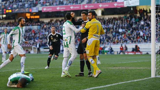 Para pemain Cordoba mencoba menenangkan Cristiano Ronaldo setelah bertengkar dengan Edimar Fraga yang mengerang kesakitan di rumput. REUTERS/Marcelo del Pozo.