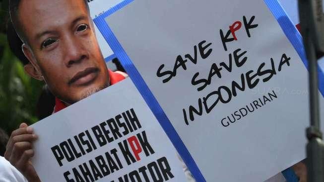 Ratusan orang berpakaian putih memberikan petisi di sebuah spanduk dengan tulisan #saveKPK pada acara car free day di Bundaran HI, Jakarta, Minggu (25/1). [suara.com/Oke Atmaja]