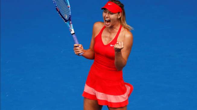 Petenis Rusia, Maria Sharapova, merayakan kemenangannya atas Eugenie Bouchard (Kanada) di perempat final Australia Terbuka, Selasa (27/1/2015). [Reuters/Carlos Barria]