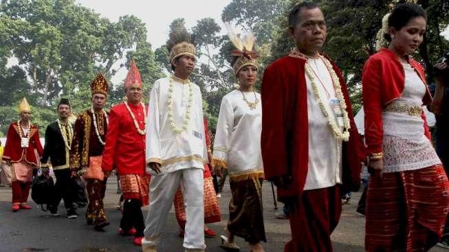 Sebanyak 5.124 pasangan menjalani resepsi pernikahan massal di Istora Senayan, Jakarta, Rabu (28/1). [suara.com/Oke Atmaja]