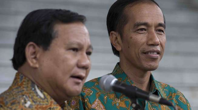 Presiden Joko Widodo dan Ketua Dewan Pembina Partai Gerindra Prabowo Subianto memberikan keterangan pers usai melakukan pertemuan tertutup di Istana Kepresidenan Bogor, Jawa Barat, Kamis (29/1).