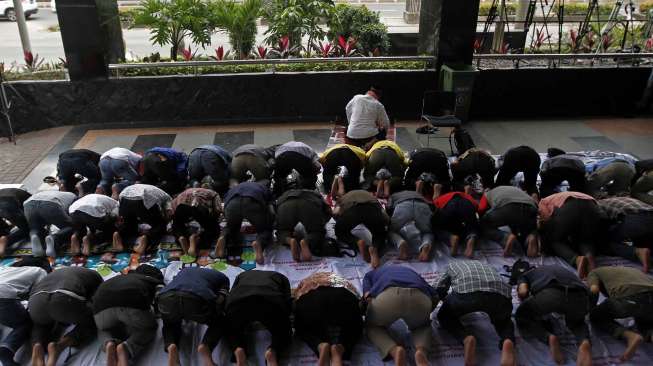 Sambil Menunggu Budi Gunawan, Aktivis Salat Jumat di Depan KPK