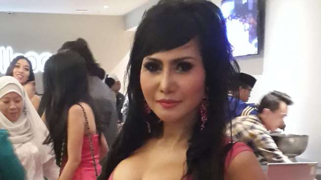 Rumah Kebanjiran, Artis Seksi Novita Sari Sindir Ahok