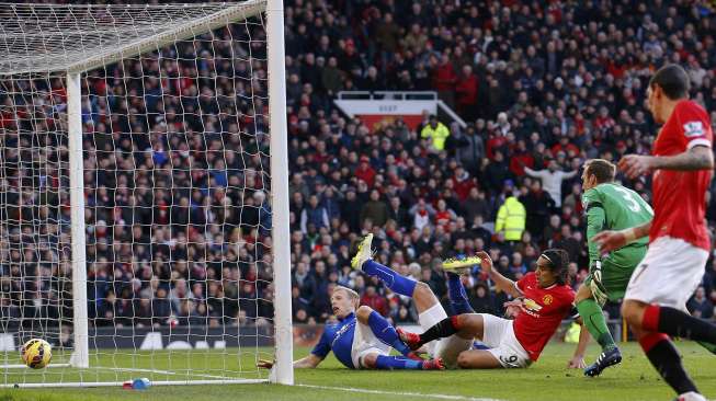 Radamel Falcao (tengah) mencetak gol ke gawang Leicester City (1/2) [Reuters/Darren Staples]