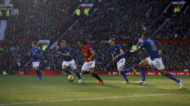 Striker MU Radamel Falcao dikepung empat pemain belakang Leicester City (2/1) [Reuters/Darren Staples]