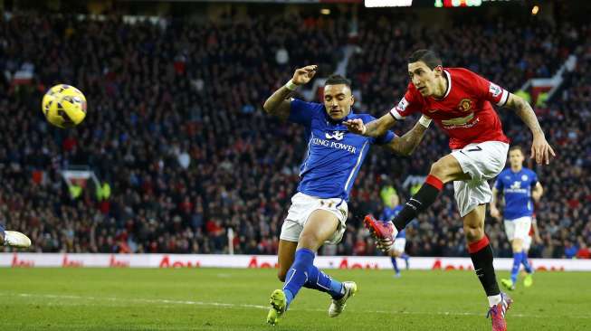 Pemain MU Angel Di Maria (kanan) melepaskan tendangan ke arah gawang Leicester City (2/1) [Reuters/Darren Staples]