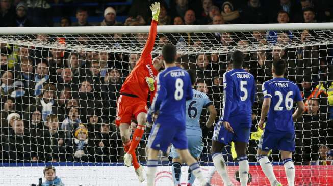 Penjaga gawang Chelsea Thibaut Courtois mengamankan gawangnya dari gempuran pemain City (1/2) [Reuters/Stefan Wermuth]