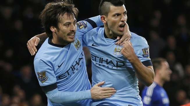 Pemain Manchester City David Silva (kiri) rayakan gol ke gawang Chelsea (1/2) [Reuters/Stefan Wermuth]