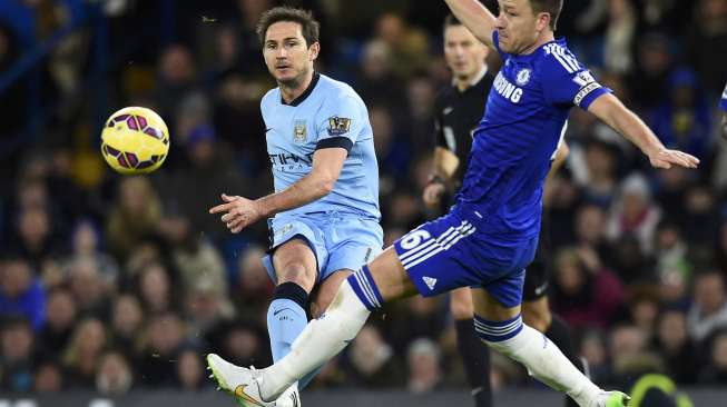 Pemain Chelsea John Terry mencoba menghentikan laju pemain Manchester City Frank Lampard (kiri) (1/2) [Reuters/Dylan Martinez]