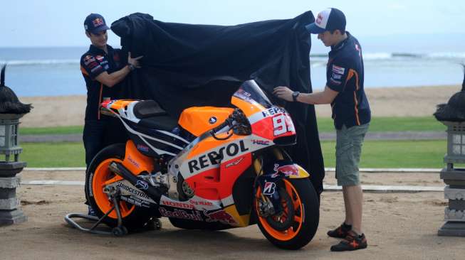Dua pebalap tim Repsol Honda, Marc Marquez (kanan) dan Dani Pedrosa, saat peluncuran tim balap mereka menuju ajang MotoGP 2015, di Nusa Dua, Bali, Minggu (1/2/2015). [Antara/Satya Bati]