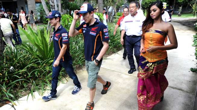 Dua pebalap tim Repsol Honda, Marc Marquez (tengah) dan Dani Pedrosa, di acara peluncuran tim balap mereka menuju MotoGP 2015, di Nusa Dua, Bali, Minggu (1/2/2015). [Antara/Satya Bati]