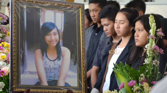 Orangtuanya Masih Hilang, Korban AirAsia Ini Dikremasi Sendiri