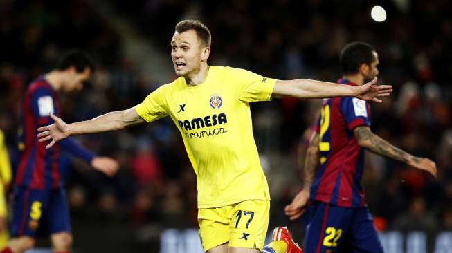 Pemain Villareall Denis Cheryshev merayakan golnya ke gawang Barcelona. REUTERS/Gustau Nacarino