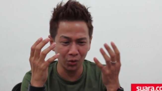 Imlek, Delon "Idol" Rilis Single dan Bagi-bagi Angpao