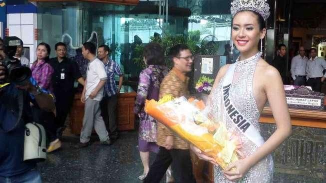 Elvira Devinamira Raih Best Costome