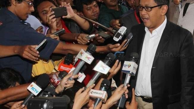 Hasto Pamer Bukti Pertemuan dengan Abraham Samad ke DPR