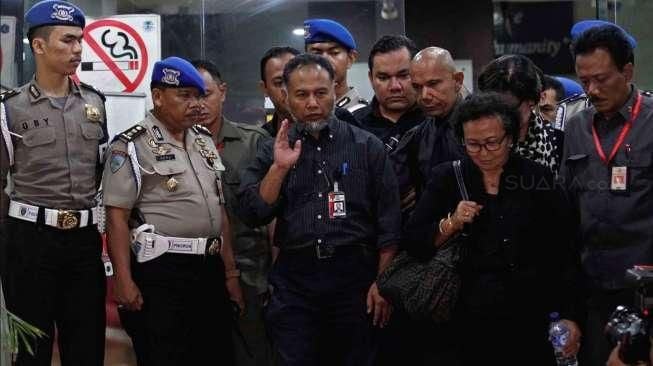 Wakil Ketua KPK Bambang Widjojanto (BW) bersama tim pengacaranya, seusai diperiksa tim penyidik Bareskrim Polri, Jakarta, Selasa (3/2/2015) malam. [Suara.com/Kurniawan Mas'ud]