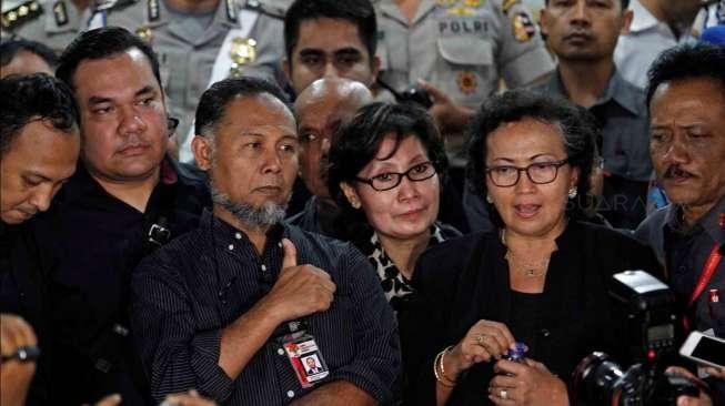 Wakil Ketua KPK Bambang Widjojanto (BW) bersama tim pengacaranya, seusai diperiksa tim penyidik Bareskrim Polri, Jakarta, Selasa (3/2/2015) malam. [Suara.com/Kurniawan Mas'ud]